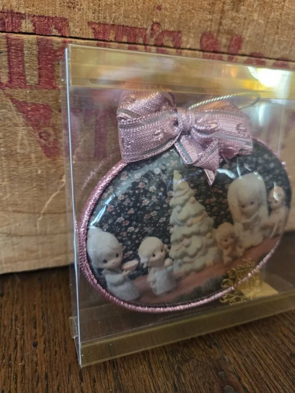 Vtg Precious Moments Family Christmas Story Ornament Oval